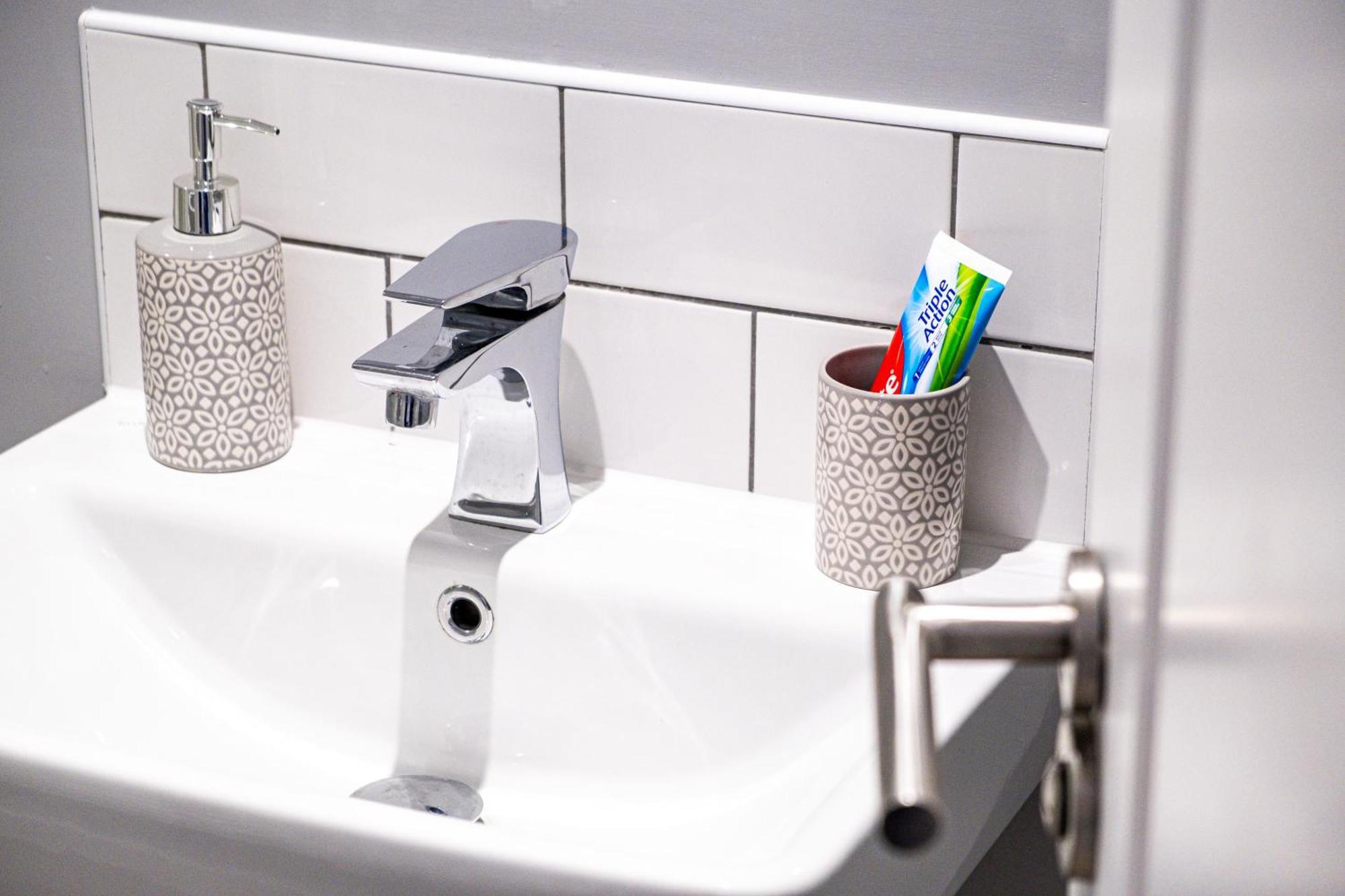 City Centre Emerald Escape - Sleeps-6, 2Beds & 2Baths , Netflix , Free Internet Бирмингем Экстерьер фото