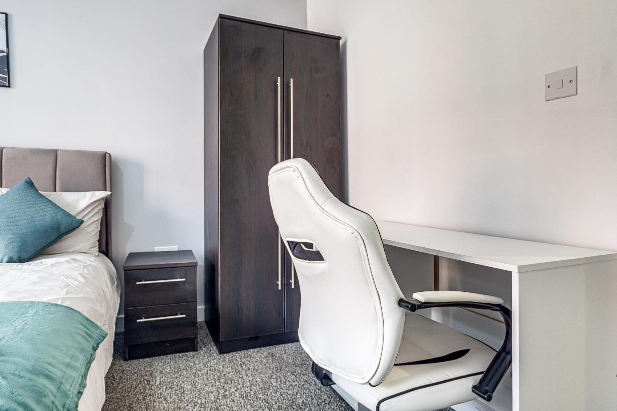 City Centre Emerald Escape - Sleeps-6, 2Beds & 2Baths , Netflix , Free Internet Бирмингем Экстерьер фото